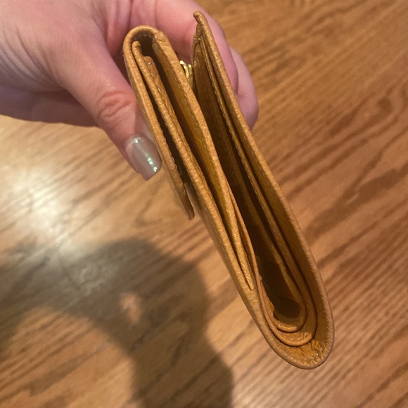 Gucci compact wallet with goldtone hardware - Picture 13 of 14